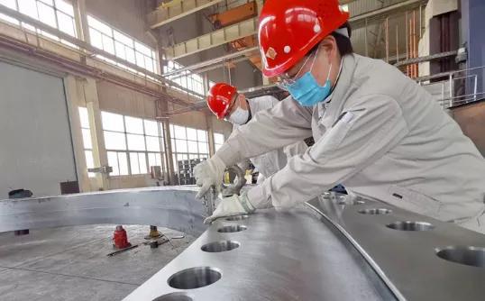 洛陽軸承 全球港口機(jī)械巨擘的“關(guān)節(jié)”守護(hù)者——海洋工程軸承的制造與建筑工程機(jī)械的深度融合